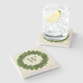 Vintag Holly Berries Wreath Green Monogram Steinuntersetzer (Seitenansicht)