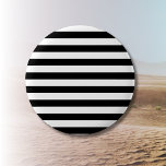 Vintag klassische schwarz-weiße Streifen Button<br><div class="desc">Das Vintage Schwarz-Weiß-Streifen-Muster ist ein Muster aus der Vergangenheit, das durch parallele, weiße und schwarze Streifen verschiedener Breiten gekennzeichnet ist, die sich durch das Muster hindurch wiederholen. Dieses Muster bezieht sich auf den klassischen Stil und zeichnet sich durch Feinheit und Eleganz aus. Weiße und schwarze Farben sind gedämpft, was dem...</div>