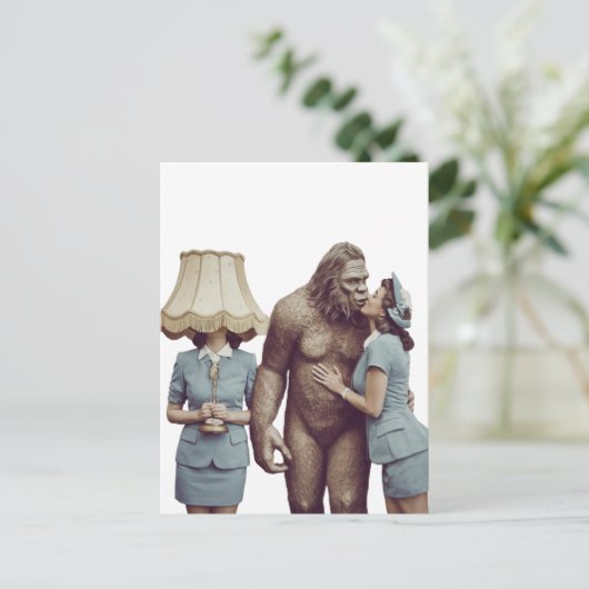 Vintag Lady Kissing Sasquatch Postkarte (Stehend Vorderseite)