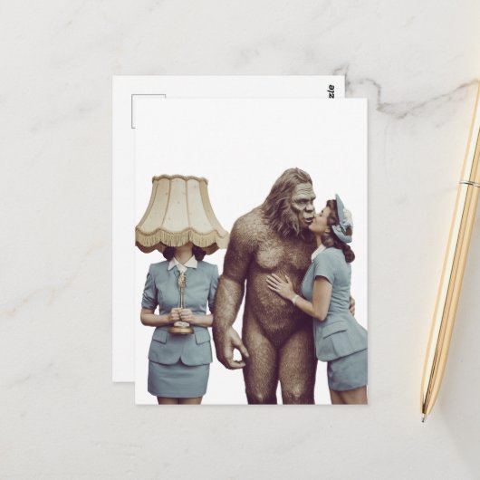 Vintag Lady Kissing Sasquatch Postkarte (Vorderseite/Rückseite Beispiel)