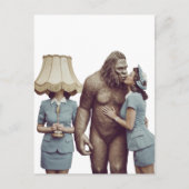 Vintag Lady Kissing Sasquatch Postkarte (Vorderseite)