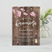 Vintag Lantern Pink Blütenholz Quinceanera Einladung (Stehend Vorderseite)