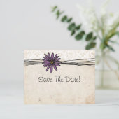 Vintag Lila Daisy Save the Date Ankündigungspostkarte (Stehend Vorderseite)