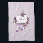 Vintag Lilacs Personalisiert Küchentücher<br><div class="desc">Die Sprays romantischer Lilaks umgeben eine mittlere weiße Schriftrolle mit lila Akkorden und Stangen auf einem weichen pastellfarbenen Lavendeldamasenboden.</div>
