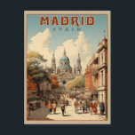 Vintag Madrid, Spanien Postkarte<br><div class="desc">Treten Sie ein in die Vergangenheit und begeben Sie sich auf eine malerische Reise durch die bezaubernden Straßen von Madrid,  Spanien,  mit unserer Vintagen Postkarte für das Foto. Diese wunderschön gestaltete Postkarte erfasst das Wesen der reichen Geschichte der Stadt und bietet einen Einblick in ihre ruhmreiche Vergangenheit.</div>
