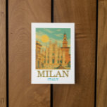 Vintag Mailand Italien Reisen | Retro Duomo Postkarte<br><div class="desc">Mit diesem von klassischen europäischen Reiseplakaten aus der Mitte des Jahrhunderts inspirierten Vintage-Kunstwerk aus Mailand feiern Sie die Eleganz Norditaliens. Dieses Retro-Design zeigt den berühmten Duomo di Milano, bezaubernde Piazzas und den zeitlosen italienischen Stil. Es zeichnet sich durch die Mode, Kultur und Geschichte der Stadt aus. Dieses Kunstwerk aus Mailand...</div>