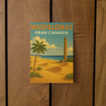 Vintag Maspalomas Gran Canaria Postkarte<br><div class="desc">Mit dieser wunderschön gestalteten Vintage-Postkarte gelangen Sie zu den sonnenverwöhnten Küsten Gran Canarias. Die Postkarte mit ihrem inspirierten Retro-Kunstwerk, das die goldenen Strände der Insel, die raue Vulkanlandschaft und die bezaubernde spanische Kolonialarchitektur beherbergt, erinnert an die zeitlose Faszination von Reiseplakaten aus der Mitte des Jahrhunderts. Warme Farbtöne, mutige Typografie und...</div>