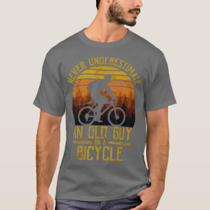 Vintag nie einen alten Typ auf einem Fahrrad unter T-Shirt