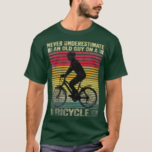 Vintag nie einen alten Typ auf einem Fahrrad unter T-Shirt