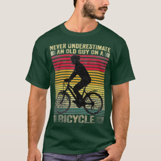 Vintag nie einen alten Typ auf einem Fahrrad unter T-Shirt