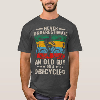 Vintag nie einen alten Typ auf einem Fahrrad unter T-Shirt