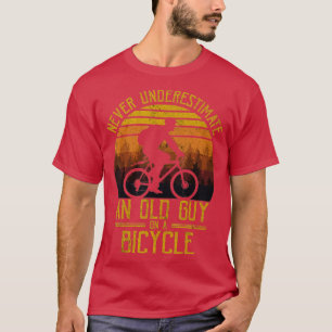 Vintag nie einen alten Typ auf einem Fahrrad unter T-Shirt