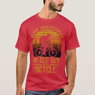 Vintag nie einen alten Typ auf einem Fahrrad unter T-Shirt