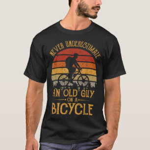 Vintag nie einen alten Typ auf einem Fahrrad unter T-Shirt