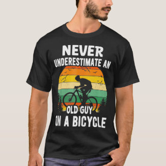 Vintag nie einen alten Typ auf einem Fahrrad unter T-Shirt