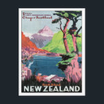 Vintag Otago Neuseeland Postkarte<br><div class="desc">Otago New Zealand Seen Mountain Vintage Travel Vintag nostalgische farbenfrohe Illustrationen alter eleganter Hotels und luxuriöser Resorts aus der ganzen Welt. Unsere Sammlung von Kunstwerken besichtigt Touristenziele von alten Reiseplakaten und Gepäckschildern präsentiert üppige Landschaften,  steil ansteigende Städte und exotische Landschaften der weltweiten touristischen Orte Asien und Afrika.</div>
