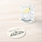 Vintag Peacocks Monogram Ivory BG Runder Pappuntersetzer (Vor Ort)