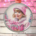 Vintag Pink Little Girl Ornament Aus Metall<br><div class="desc">Hübsches kleines Vintages Mädchen im Winter,  das eine rosa Geschenkboxen Retro nostalgischen Stil Weihnachtsschmuck für diejenigen,  die wie ein altmodisches Weihnachtsfest hält. Joyeux Noël.</div>
