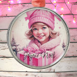 Vintag Pink Little Girl Ornament Aus Metall<br><div class="desc">Hübsches kleines Vintages Mädchen mit einer rosa Geschenkboxen Retro nostalgischen Stil Weihnachtsschmuck für diejenigen,  die eine altmodische Weihnachten mögen. Joyeux Noël.</div>