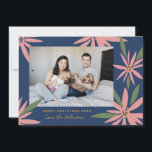 Vintag Poinsettias Navy Blue Pink Weihnachtsfest F Feiertagskarte<br><div class="desc">Stellen Sie sich Ihre Wünsche mit Ihren Grüßen oder Ihrer Nachricht für die Ferienzeit zusammen. Original Rahmen von Becky Nimoy. Fügen Sie ein Foto auf der Rückseite oder eine Nachricht hinzu. Muster können auf Wunsch entfernt werden</div>