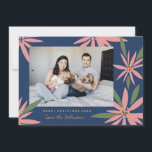 Vintag Poinsettias Navy Blue Pink Weihnachtsfest F Feiertagskarte<br><div class="desc">Stellen Sie sich Ihre Wünsche mit Ihren Grüßen oder Ihrer Nachricht für die Ferienzeit zusammen. Original Rahmen von Becky Nimoy. Fügen Sie ein Foto auf der Rückseite oder eine Nachricht hinzu. Muster können auf Wunsch entfernt werden</div>