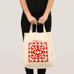 Vintag Red Christmas Geometric Quilt Personalisier Tragetasche<br><div class="desc">Tasche im Stil mit dieser schlichten und dennoch eleganten Totttasche, die im klassischen Quilt Blockdesign in Rot und Weiß gehalten ist. Personalisieren Sie es mit Ihrem Namen für eine einzigartige Touch. Diese Tasche ist perfekt für Quilter und Quilt-Liebhaber geeignet und bietet ein festliches Weihnachtsgeschenk, das Funktionalität mit einer charmanten Urlaubsatmosphäre...</div>