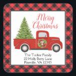 Vintag Red Christmas Truck Buffalo Karierte Adress Quadratischer Aufkleber<br><div class="desc">Dieses rustikale Retourenschild zeigt unseren Vintag inspirierten roten LKW, der einen Weihnachtsbaum mit Büffel kariert trägt! Klicken Sie auf die Schaltfläche Anpassen, um mehr Flexibilität beim Hinzufügen/Ändern des Textes und/oder der Grafik zu erhalten! Variationen dieses Designs sowie der Koordinationsprodukte sind in unserem Shop, zazzle.com/store/doodlelulu, erhältlich. Kontaktieren Sie uns, wenn Sie...</div>