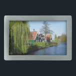 Vintag Red Green Zaanse Schans Niederländisches Ho Rechteckige Gürtelschnalle<br><div class="desc">Besuchen Sie die berühmten Holzhäuser des Freilichtmuseums Zaanse Schans, wenn Sie in den Ferien oder im Urlaub in Holland sind. Das sind echte original Holzhäuser des Goldenen Zeitalters Hollands. Diese Architektur ist so holländisch, wie sie ist. Vorbereitet für viel Grün, Rot und Weiß. Die Region Zaan leitet sich vom Fluss...</div>