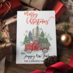 Vintag Red Truck Weihnachtsfarbe Feiertagskarte<br><div class="desc">Dieses Design kann in dem Bereich personalisiert werden, der durch das Ändern des Fotos und/oder Textes zur Verfügung gestellt wird. Oder Sie können es anpassen, indem Sie den Mausklick auswählen, um weitere Optionen anzupassen, um die Farbe des Hintergrunds zu löschen oder zu ändern, Text hinzuzufügen, die Textfarbe oder den Stil...</div>