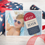 Vintag Red White & Blue Pop Kindergeburtstag Foto Einladung<br><div class="desc">Mit diesen niedlichen popsikel-thematischen Party Einladungen für die Sommergeburtstagsfeier deines Kleinen. Dieses lustige Sommerdesign ist perfekt für Geburtstage, die in der Nähe von Amerikanische Unabhängigkeitstag oder Arbeitswochenende liegen, und bietet eine Schwarz-Weiß-Pop-Abbildung in Vintagem Stil auf einem blauen Hintergrund mit patriotischen Stars und Feuerwerken. Personalisieren Sie mit Ihren Party-Details auf dem...</div>