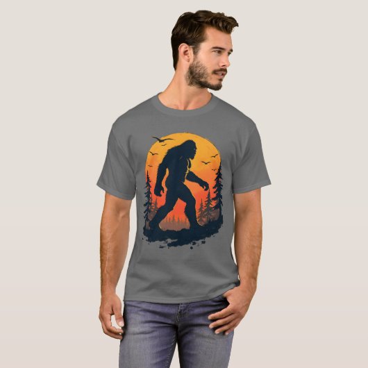 Vintag Retro Bigfoot Sasquatch mit Sonnenuntergang T-Shirt (Vorne ganz)