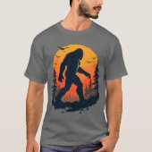 Vintag Retro Bigfoot Sasquatch mit Sonnenuntergang T-Shirt (Vorderseite)