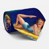 Vintag Retro Billy DeVorss Surfer Pinup Krawatte (Gerollt)