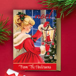 Vintag Retro Christmas Girl in Pony Schwanz Custom Feiertagskarte<br><div class="desc">Diese bezaubernde Weihnachtskarte aus der Mitte des Jahrhunderts zeigt ein wunderschönes junges Mädchen in einem von roten Pelzen gesäumten Weihnachtsmantel, das eine Laterne vor einem Weihnachtsbaum hält, mit einer sternenvollen Nacht, die hinter der Fensterscheibe windet. Personalisieren Sie diese, indem Sie Ihren Namen auf der Vorderseite der Karte hinzufügen, die innere...</div>