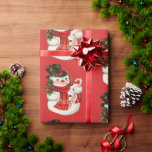 Vintag Retro Jolly Snowman in Top Hat Christmas Geschenkpapier<br><div class="desc">Dieses lustige und festliche Urlaubspapier ist ein Rückfall auf die klassischen Weihnachtsdesigns der Mitte des Jahrhunderts. Ein gemustertes Design mit einem fröhlichen Schneemann,  der einen Top-Hut trägt,  Schal und einen Bonbonstock vor einem traditionellen weihnachtroten Hintergrund hält,  der Ihren Geschenken eine Vintage klassische Touch verleiht.</div>