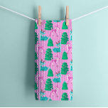 Vintag Retro Weihnachtsmann auf Rosa Geschirrtuch<br><div class="desc">Mit diesem Retro-Weihnachtshandtuch aus Rentieren fügen Sie Ihrer Ferienküche eine Touch von kindischer Nostalgie hinzu. Mit einer charmanten Rentier-Illustration in sanften Pastellfarben von Aquas, Grüntönen und Pinks bringt dieses Handtuch ein spielerisches und festliches Ambiente in Ihren kulinarischen Bereich. Das Retro-Design erinnert an die Wärme und Nostalgie und macht das Trocknen...</div>