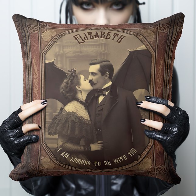 Vintag Romantische Dracula Kissing Vampire Gotik Kissen (The perfect Gothic pillow for your Gothic Bedroom. Dracula takes a woman into his seductive embrace.)