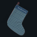 Vintag Rustic Blue Glen Kariert Personalisiert Kleiner Weihnachtsstrumpf<br><div class="desc">Fügen Sie Ihrem Urlaubsstil eine zeitlose Touch mit diesem Vintagen rustikalen blauen Glen karierten personalisierten WeihnachtsStrumpf hinzu. Dieser maskuline Strumpf mit karierten, klassischen Farbtönen in Blau und Grau verleiht Ihrem Mantel ein elegantes und gemütliches Ambiente. Ideal für diejenigen, die nach personalisierten Weihnachtsfeiern, rustikaler Feriendekoration oder maskulinen karierten Strümpfen suchen, bietet...</div>