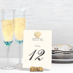 Vintag Scallop Single Seashell Wedding Tischnummer<br><div class="desc">Eine einsame Muschel-Muschel-Erholung auf dem ekru Sand Ihres Lieblingsstrands, nur gewartet, um abgeholt und bewundert werden. Dieses Design aus Cedar und String erinnert an warme Sommertage, die entlang des Strandes gehen und nach Muscheln suchen. Bringen Sie diese Erinnerungen mit dieser Vintagen Hochzeitssuite. Vollständig anpassbar, von Schriftart bis Farben. Bitte zögern...</div>