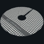 Vintag Schwarz und Weiß Gingham Kariert Personalis Polyester Weihnachtsbaumdecke<br><div class="desc">Feiern Sie Ihren Urlaub mit diesem karierten Ornament mit einem personalisierten Familiennamen und Monogramm. Dieser elegante Sake ist mit einem zeitlosen Tartan-Muster in tiefgrüner und marinierter Form gestaltet und verleiht Ihrem Weihnachtsbaum eine gemütliche Touch. Ein nachdenkliches Geschenk für die Lieben oder eine charmante Ergänzung zu Ihrer eigenen Urlaubsstimmung.</div>