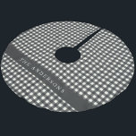 Vintag Schwarz und Weiß Gingham Kariert Personalis Polyester Weihnachtsbaumdecke<br><div class="desc">Feiern Sie Ihren Urlaub mit diesem karierten Ornament mit einem personalisierten Familiennamen und Monogramm. Dieser elegante Sake ist mit einem zeitlosen Tartan-Muster in tiefgrüner und marinierter Form gestaltet und verleiht Ihrem Weihnachtsbaum eine gemütliche Touch. Ein nachdenkliches Geschenk für die Lieben oder eine charmante Ergänzung zu Ihrer eigenen Urlaubsstimmung.</div>