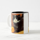 Vintag Schwarz/Weiß Halloween Kitten Zweifarbige Tasse (Vorderseite Links)