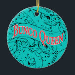 Vintag Scroll Design Bunco Queen Keramikornament<br><div class="desc">Vintag Scroll Design Bunco Queen Ornament Grafik Design von Artinspired. Erkennen Sie Ihre Königin mit diesem lustigen Bunco inspiriert Design. Geben Sie Ihrem Königshöhepunkt dieses wunderschöne Ornament als Bunco-Preis, Herbergsgeschenk, Urlaubspensum oder Geburtstagsgeschenk. Das Design beinhaltet Vintag gestaltete Scrollarbeiten und die Wörter Bunco Queen. Zeigen Sie Ihr Glück Bunco Queen Ornament...</div>