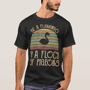 Vintag sein Flamingo in einer Taubenschlocke T-Shirt