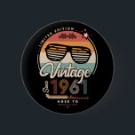 Vintag seit 1961 button<br><div class="desc">Das perfekte Vintage Geburtstagsgeschenk mit Ihrem Geburtsjahr und schönen Retrofarben. Sehr nette alte Schule und modernes Design gleichzeitig.</div>