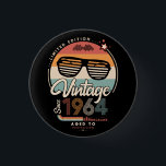 Vintag seit 1964 button<br><div class="desc">Das perfekte Vintage Geburtstagsgeschenk mit Ihrem Geburtsjahr und schönen Retrofarben. Sehr nette alte Schule und modernes Design gleichzeitig.</div>