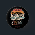 Vintag seit 1968 button<br><div class="desc">Das perfekte Vintage Geburtstagsgeschenk mit Ihrem Geburtsjahr und schönen Retrofarben. Sehr nette alte Schule und modernes Design gleichzeitig.</div>