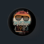 Vintag seit 1983 button<br><div class="desc">Das perfekte Vintage Geburtstagsgeschenk mit Ihrem Geburtsjahr und schönen Retrofarben. Sehr nette alte Schule und modernes Design gleichzeitig.</div>