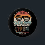 Vintag seit 1984 button<br><div class="desc">Das perfekte Vintage Geburtstagsgeschenk mit Ihrem Geburtsjahr und schönen Retrofarben. Sehr nette alte Schule und modernes Design gleichzeitig.</div>