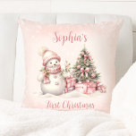 Vintag Snowman Girl Pink Erstes Weihnachtskissen Kissen<br><div class="desc">Niedlich Erstes Weihnachtskissen,  Kinderzimmer-Dekoration,  ein bezaubernder Schneemann und Weihnachtsbaum in Rosa mit Vintagen Farbtupfern für Mädchen. Personalisieren Sie den Text einfach oder verließ ihn leer. Kate Eden Art</div>
